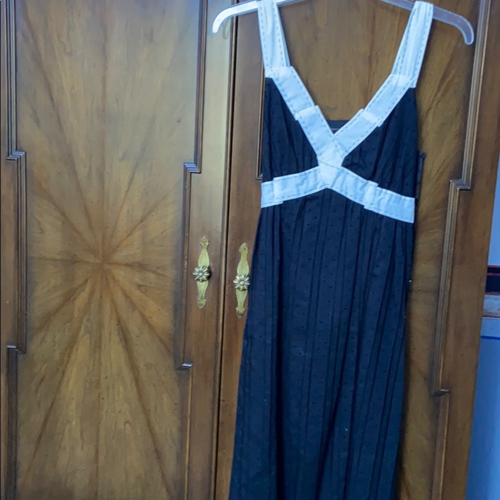 Dress Black and Creme sleeveless.